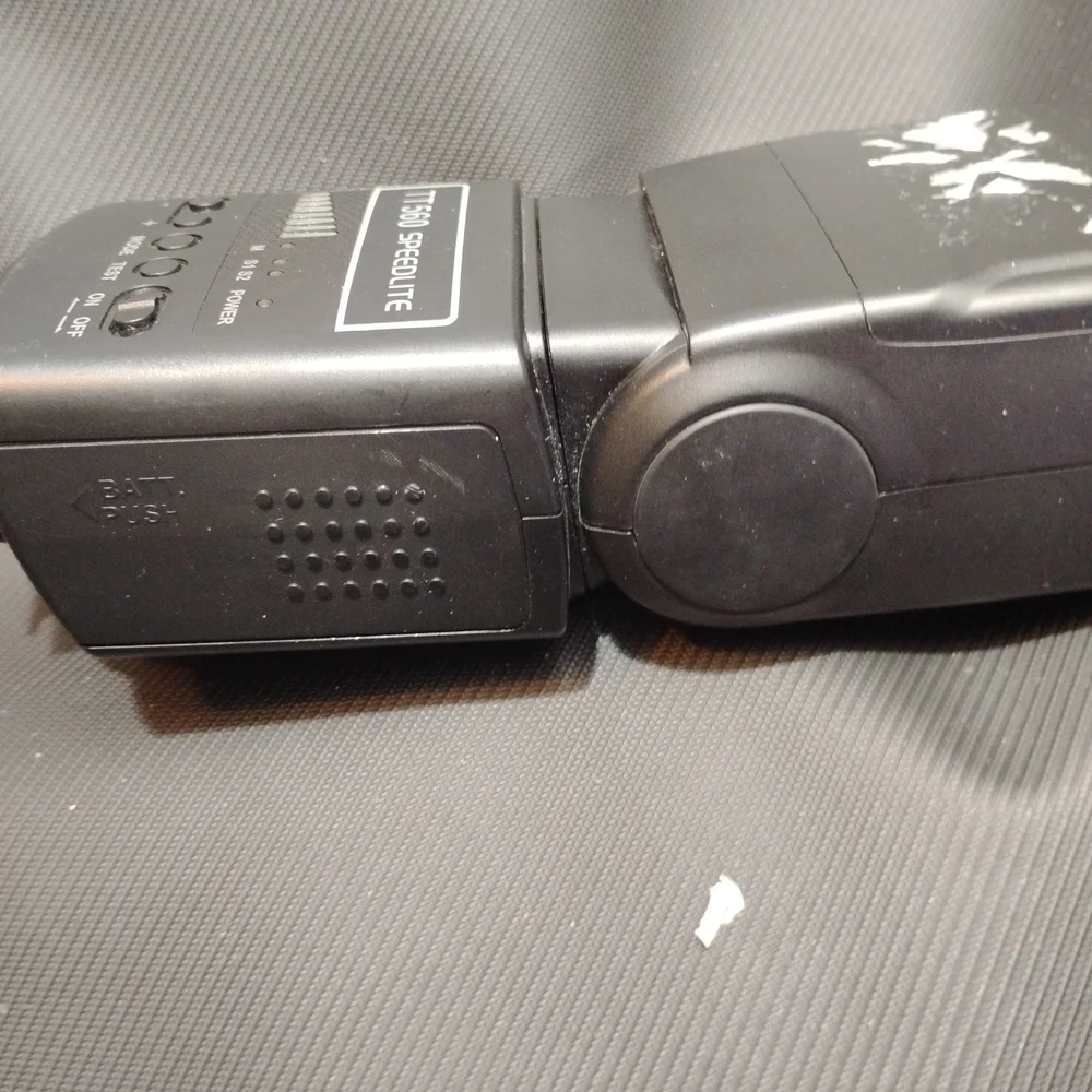 Neewer Black Camera Flash for Enhanced Photography